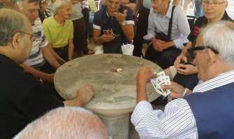 Scopa, briscola e tressette: i nonni che ancora giocano con le ''napoletane''